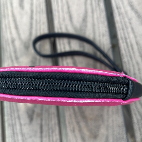 Betsey Johnson Luv Betsey Fushia Heart Wristlet - Picture 8 of 11